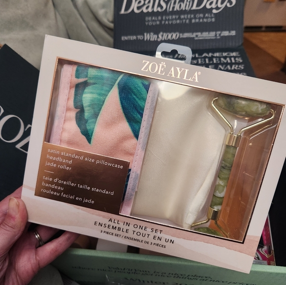 Zoe Ayala pillowcase, jade roller, and headband set - Picture 6 of 6